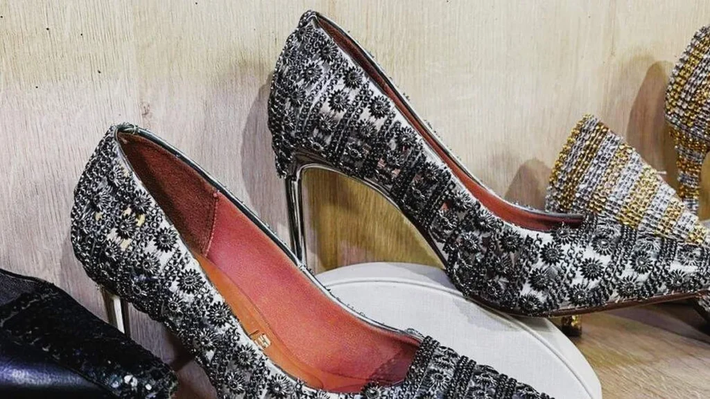 Imagem sapato costumizado faca voce mesmo do artigo Colagem Criativa em Sapatos - Faça Você Mesmo