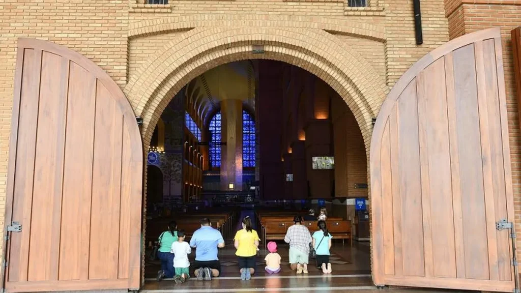 Imagem RdA Fev23 Palavra do Reitor do artigo Família dos Devotos evangeliza, transforma e cuida da Casa da Mãe