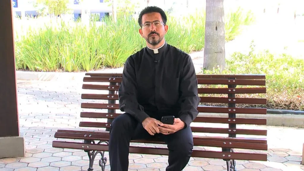 Imagem pe heliomarcos do artigo É pecado ficar muito tempo no celular?