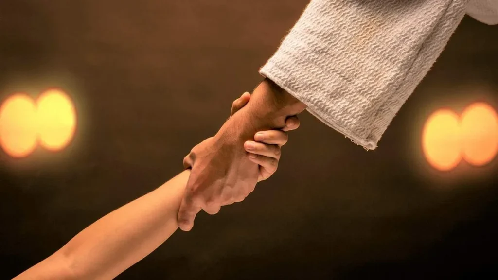 Imagem Maos juntas a Mao de Jesus do artigo Como receber indulgência plenária no Tríduo Pascal?