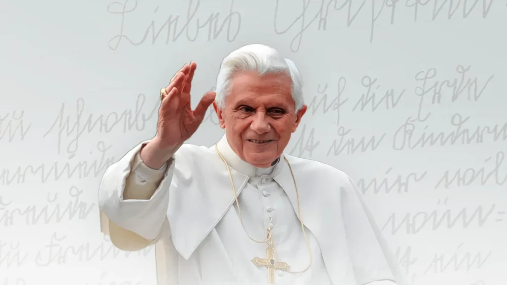 Imagem Destaque Radio Aparecida Bento XVI acenando do artigo 10 anos de renúncia do Papa: Relembre fatos marcantes da vida de Bento XVI