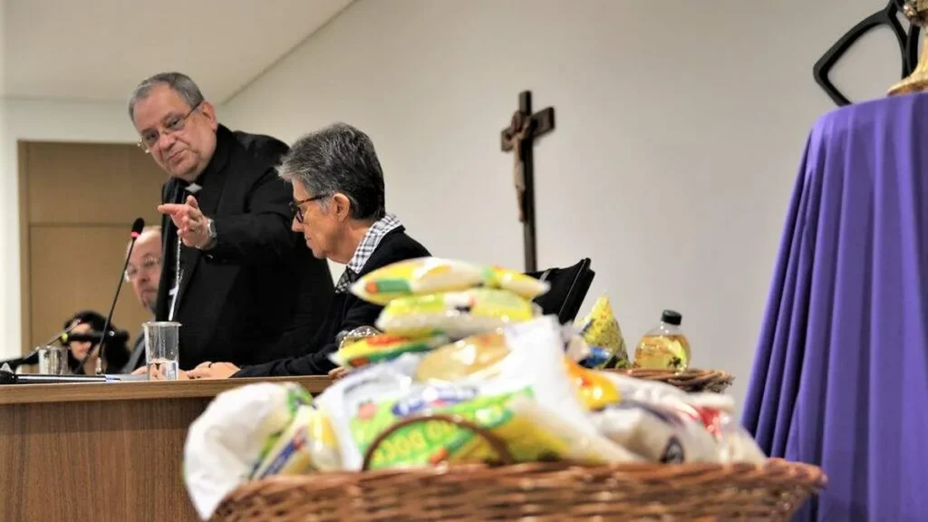 Imagem Dom Joel e alimentos do artigo Pela terceira vez na história, Campanha da Fraternidade aborda a fome