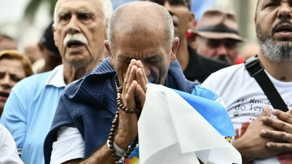 Imagem Homem rezando na Missa Solene Terco dos Homens do artigo Homens do Terço se reúnem no Santuário Nacional em exemplo de oração e vocação