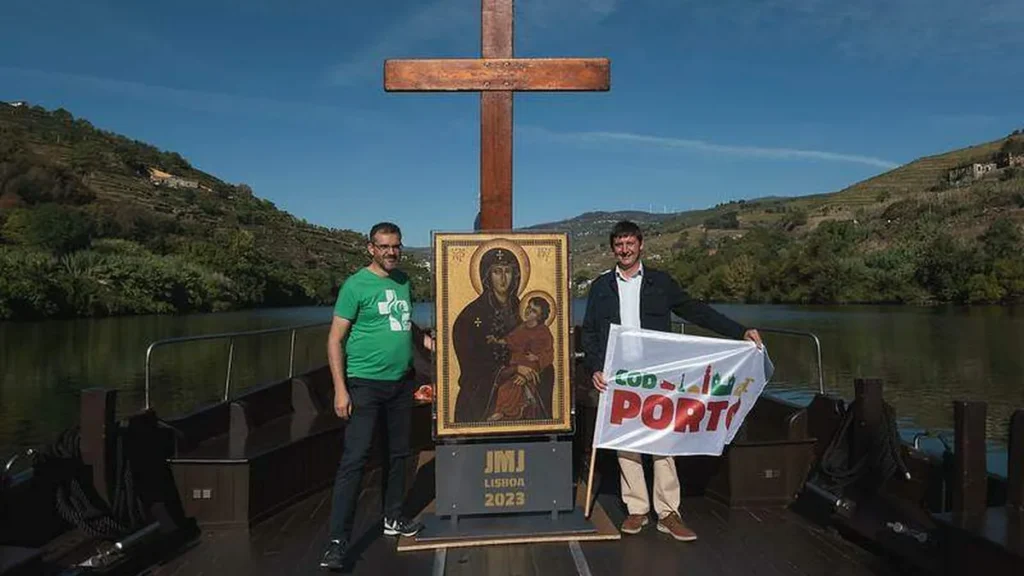 Imagem Jovens ao lado dos Simbolos da JMJ do artigo Curiosidades sobre os Símbolos da JMJ
