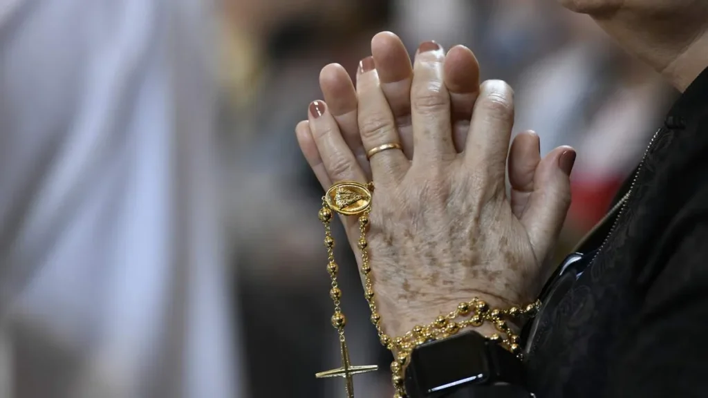 Imagem Novena da Padroeira 2022 maos orando com terco do artigo Três mulheres, três vocações, uma mesma santidade