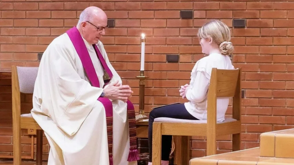 Imagem Padre absolve pecados de crianca do artigo A partir de quando as crianças podem se confessar?