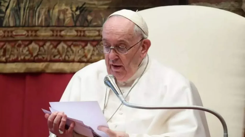 Imagem Papa Francisco com documentos no Vaticano do artigo Papa: “A criminalização da homossexualidade é um problema que não pode passar”