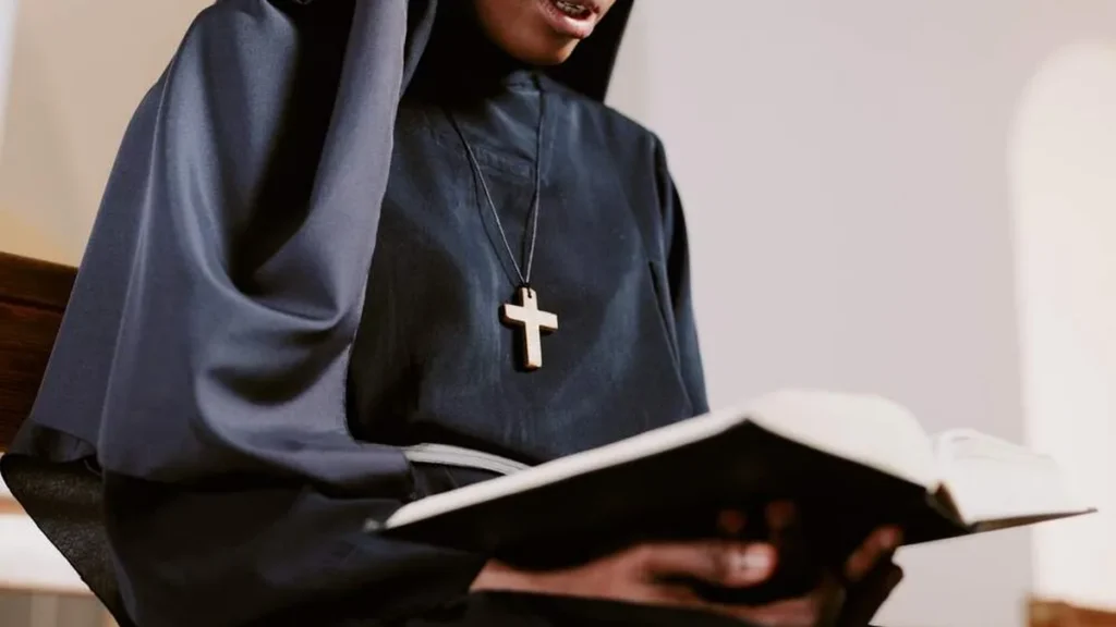 Imagem freira segurando biblia do artigo Precisando encontrar sua vocação? Leia estes 12 versículos bíblicos!