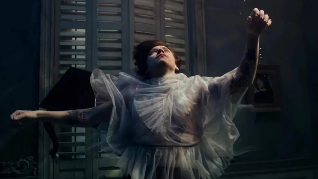 Imagem harry styles falling do artigo 5 clipes que provam que Harry Styles ama água! 🌊
