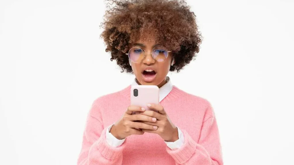 Imagem jovem olhando celular do artigo Você sabia que vício no celular faz mal à saúde?