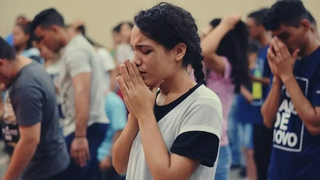 Imagem jovem rezando jovem em oracao jovem oracao do artigo Quaresma: tempo de mudança