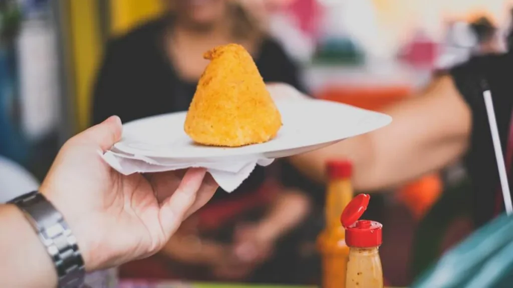 De 2019 a 2022, o consumo de snacks entre os que se alimentam fora de casa aumentou 35,7% entre as classes D e E