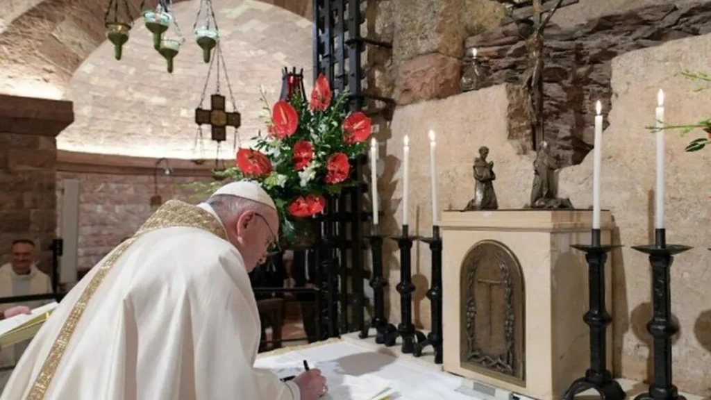 Imagem Francisco assina enciclica do artigo Conheça três encíclicas do pontificado do Santo Padre, Papa Francisco