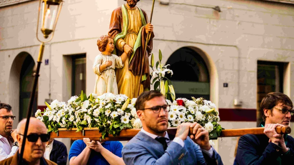 Imagem andor com a imagem de sao jose do artigo Por que o dia de São José mudou neste ano?