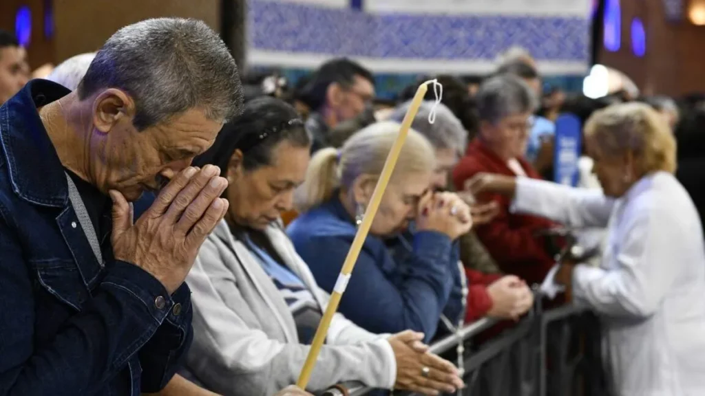 Imagem devotos rezam apos a comunhao do artigo Qual oração devemos fazer após a comunhão?