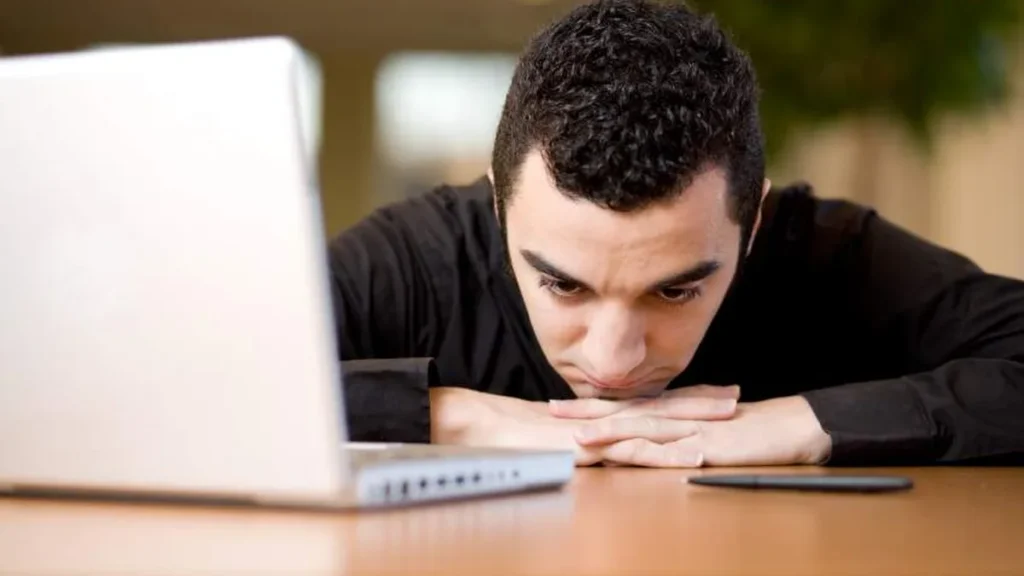 Imagem ico destinonegocio desmotivado istock getty images do artigo Como manter uma equipe engajada e motivada?