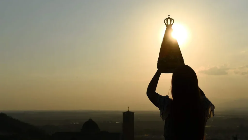 Imagem Devota segurando a Imagem de Aparecida do artigo Seu sim alimenta a vida!