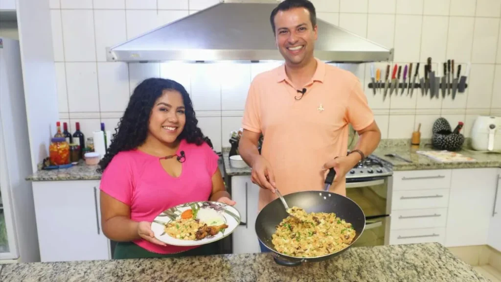 Imagem Lais e Irmao Alan com os pratos produzidos no Receitas Afetivas do artigo Receitas Afetivas: Ir. Alan ensina a fazer uma farofa de cenoura