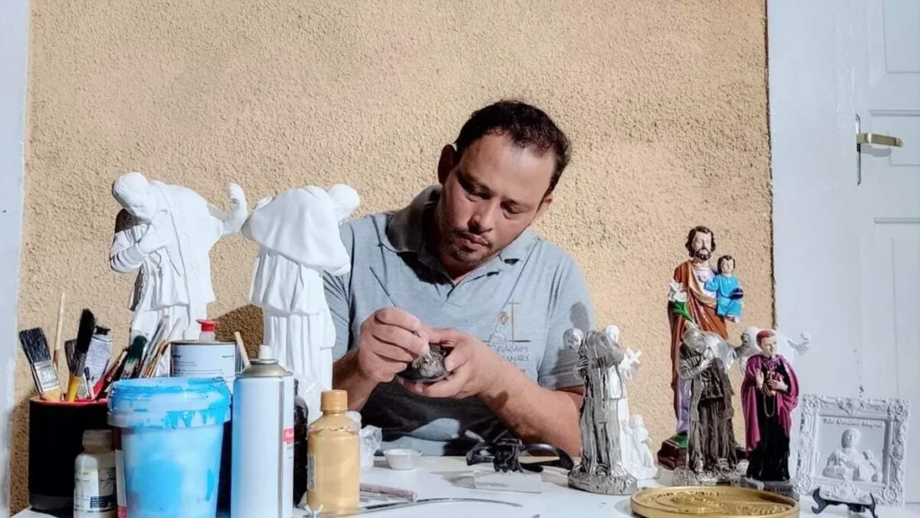 Imagem Marcio artesao Santo Afonso do artigo Milagre e fé: artesão celebra imagem de Santo Afonso abençoada pelo Papa