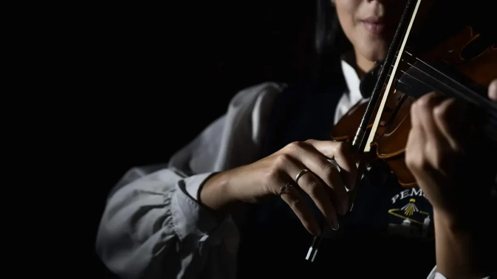 Imagem PEMSA Musica tocando violino do artigo Dia Nacional da Música Clássica: o toque de Deus no coração humano