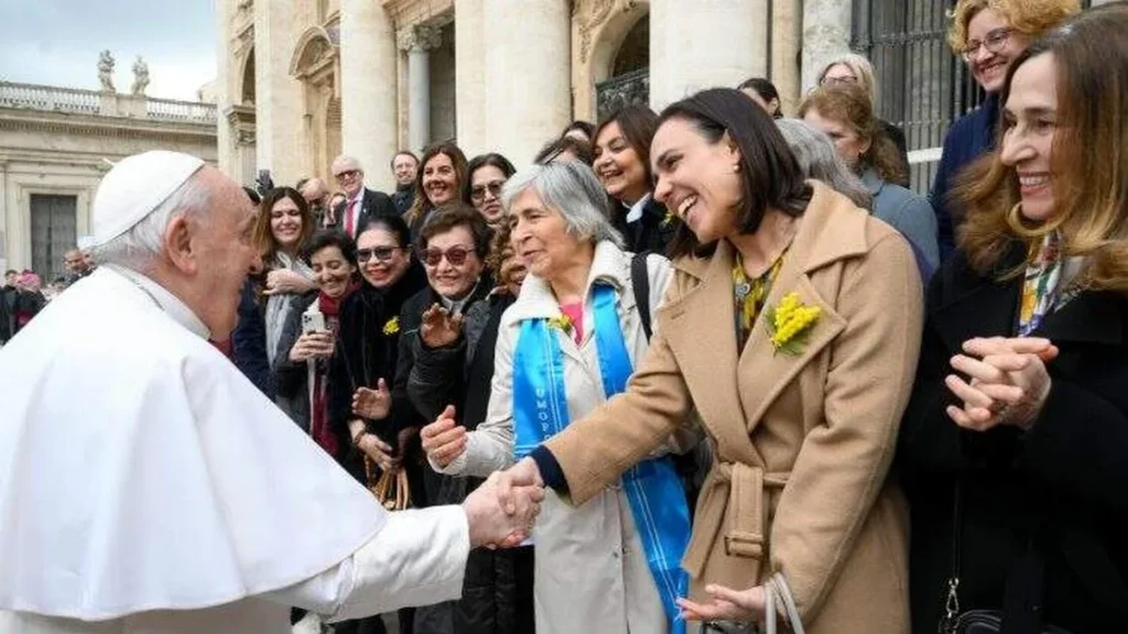 Imagem Papa Francisco com mulheres no Vaticano do artigo Papa cita privilégio das mulheres no 8º de março
