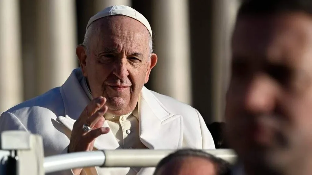 Imagem Papa Francisco durante Audiencia Geral no Vaticano do artigo 3 ensinamentos do Papa Francisco para alcançar a felicidade
