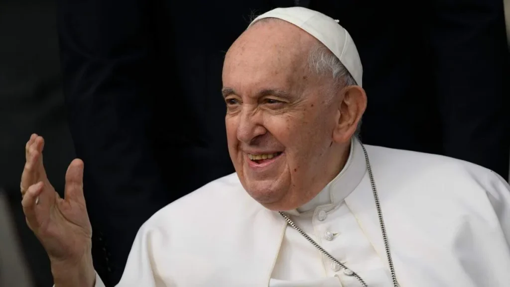 Imagem Papa Francisco sorrindo e acenando do artigo Papa Francisco recebe alta e reza na Basílica de Santa Maria Maior