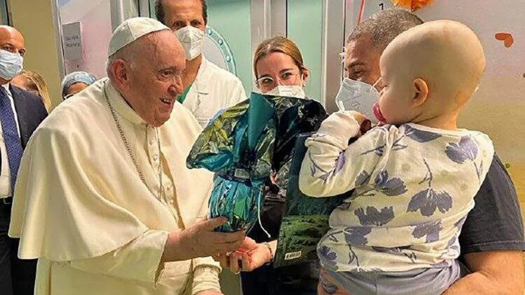Imagem Papa Francisco visita criancas em Hospital do artigo Vídeo: Papa visita crianças em hospital e batiza um menino