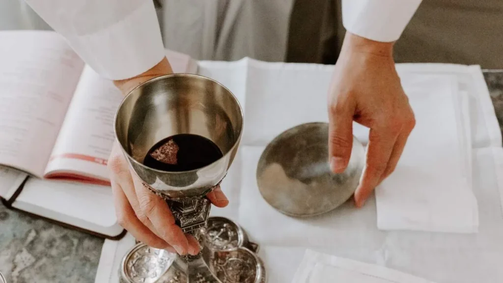Imagem Vinho e Pao no Altar do artigo CNBB divulga nota sobre ética para obter vinho canônico