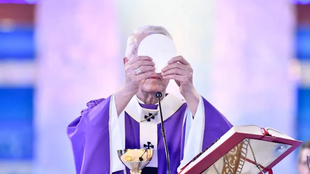 Imagem dom orlando durante consagracao na missa erguendo a hostia durante o tempo quaresmal do artigo O que muda na Missa durante a Quaresma?