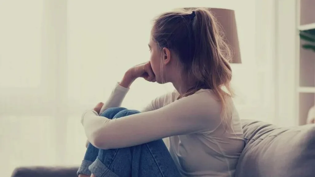 Imagem jovem triste do artigo Se você sente que perdeu as esperanças, veja este Angelus do Papa