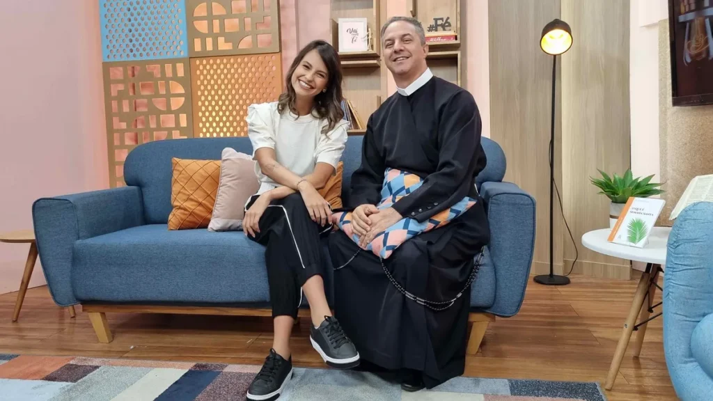 Imagem leticia andrade e padre camilo do artigo Domingo de Ramos é o tema do Conectados pela Fé deste sábado