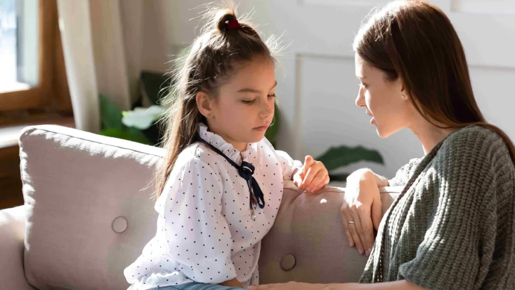 Imagem mulher adulta conversando com uma menina do artigo O que não falar sobre Deus para uma criança?