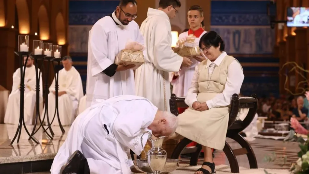 Imagem Missa da Ceia do Senhor Dom Orlando Lava pes dos devotos do artigo "Jesus continua o Lava-pés no Altar em cada Missa!", diz Dom Orlando