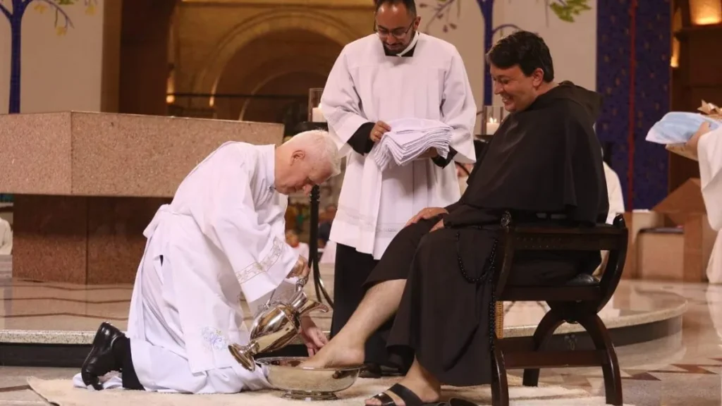 Imagem Missa da Ceia do Senhor Dom Orlando Lava pes dos devotos do artigo Em qual Missa da Semana Santa devo ir?