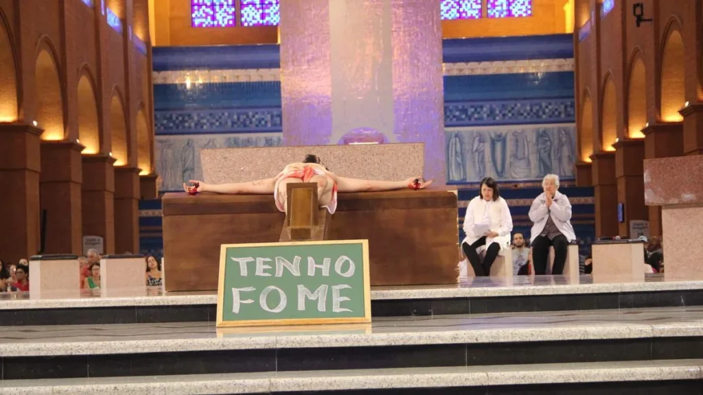 Imagem Meditacao da Via Sacra no Altar Central 07 04 2023 do artigo Via Sacra no Santuário reflete as cruzes da humanidade
