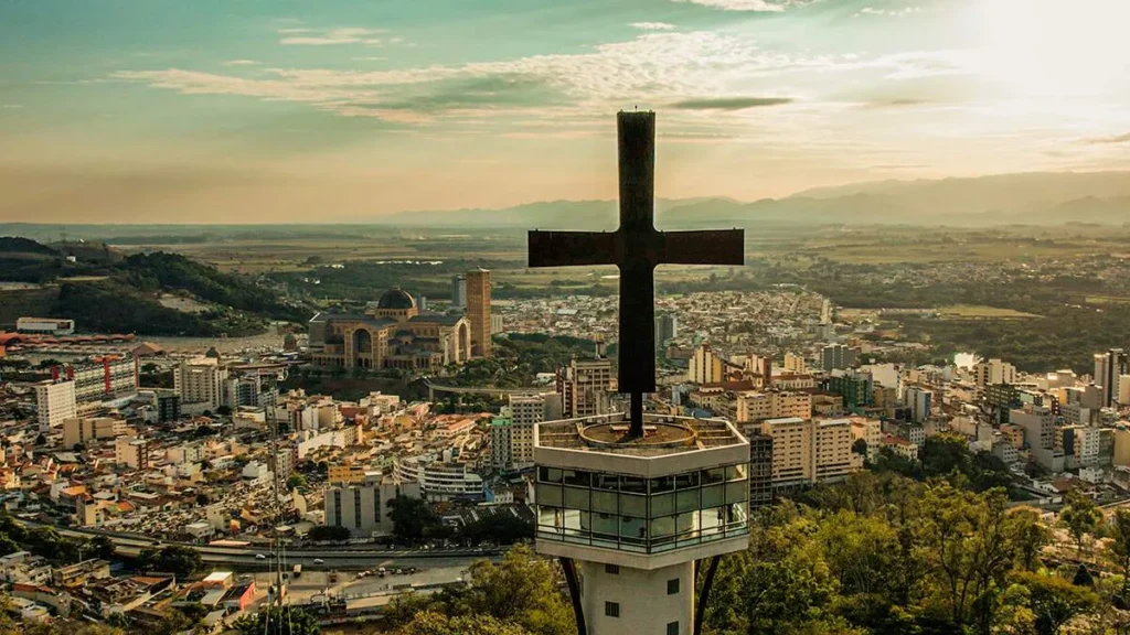 Imagem morro do cruzeiro com santuario nacional ao fundo do artigo Conheça o Morro do Cruzeiro em Aparecida