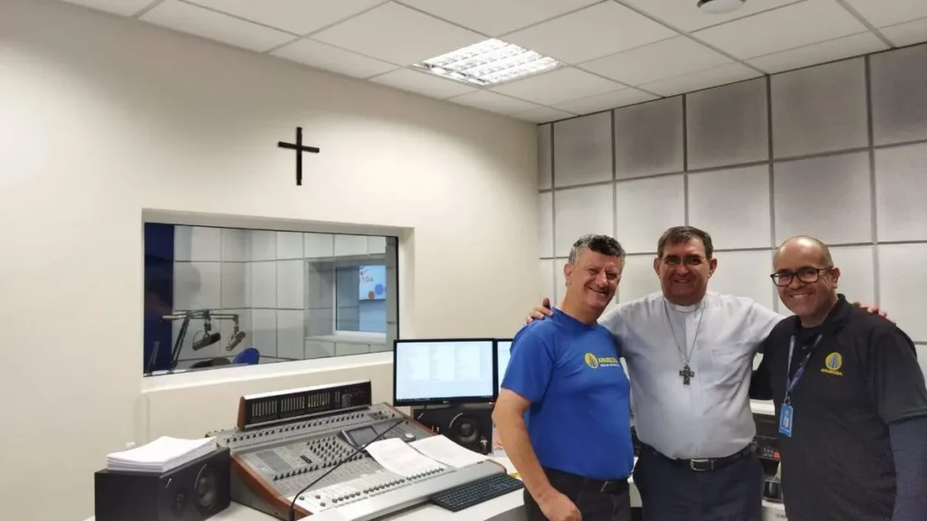 Dom Reginaldo Andrietta junto a Padre Inácio Medeiros e Luis Oliveira