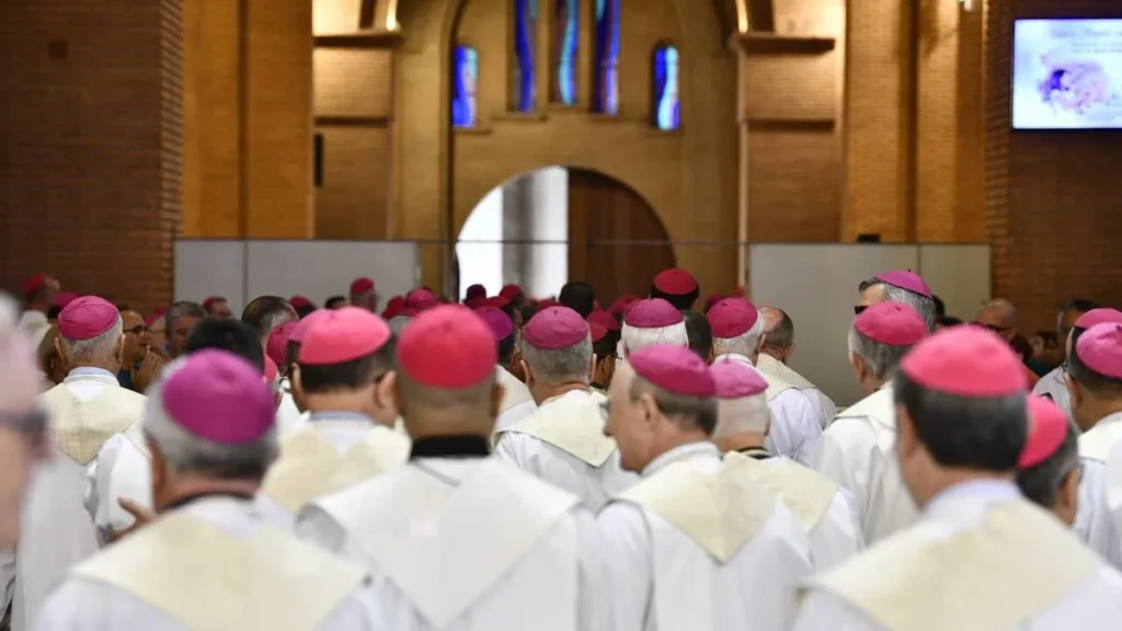 Imagem Bispos ao fim da Missa no Santuario do artigo Você sabe quantos bispos o Brasil tem?