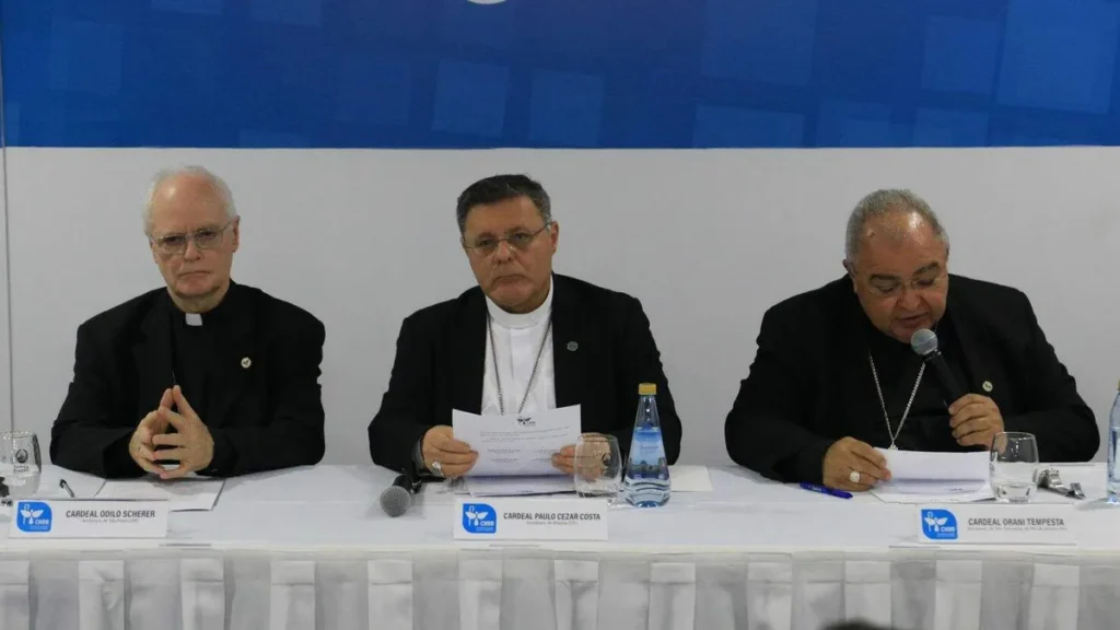 Imagem Coletiva de Imprensa da AG CNBB 2023 do artigo Bispos apresentam cartas para o Papa, Dicastério para os Bispos e Povo Brasileiro