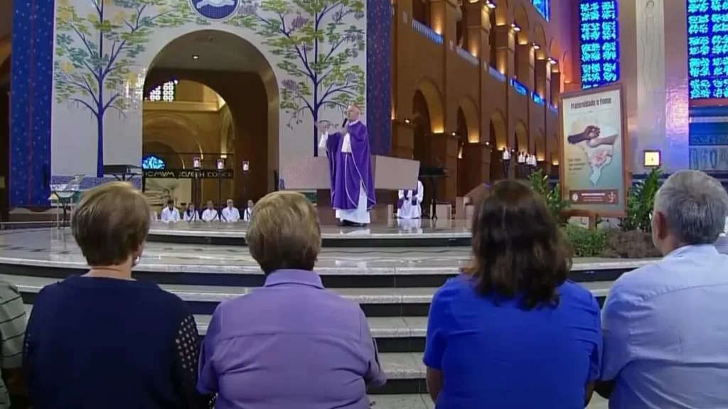 Imagem Dom Orlando durante a Semana Santa no Santuario Nacional do artigo Celebração no Santuário exalta a importância do devoto na Santa Missa