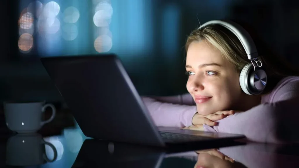 Imagem Menina assistindo filme no notebook com fone de ouvido do artigo Inteligência artificial e analfabetismo funcional