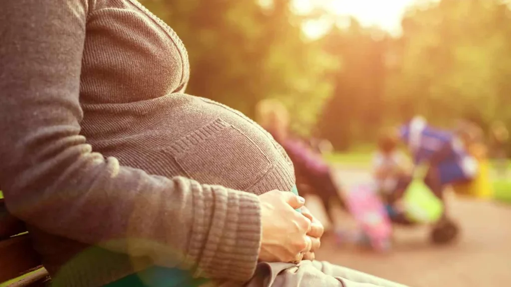 Imagem Mulher gravida com as maos na barriga do artigo Orações e fé salvaram vidas que seriam abortadas durante a Quaresma