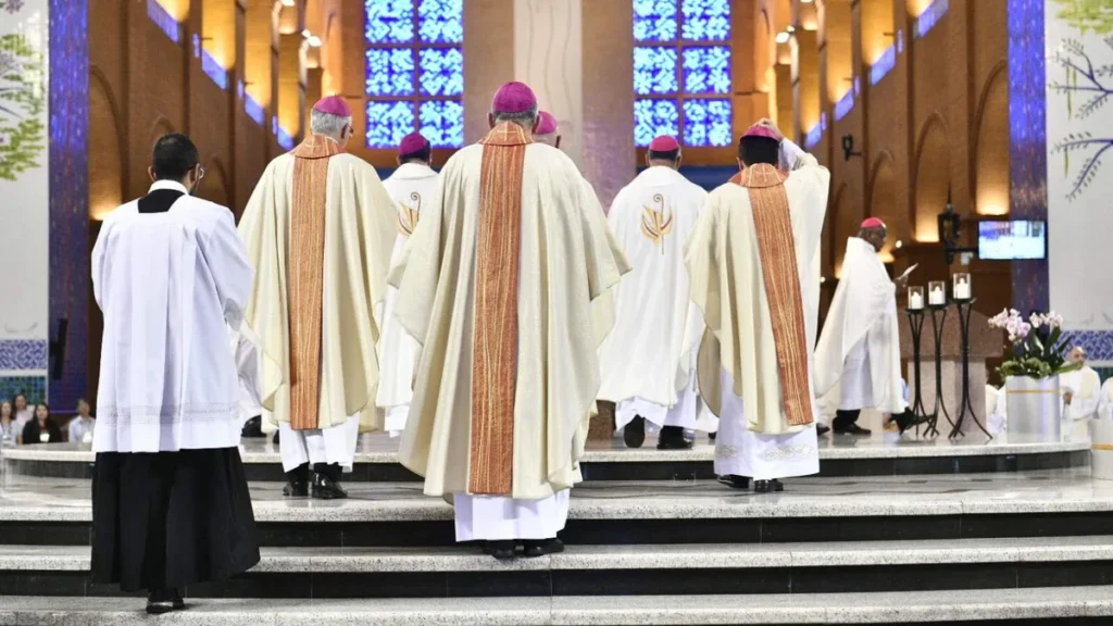 Imagem bispos na misssa de abertura da assembleia geral da cnbb 2024 do artigo Quais as diferenças nos títulos que a Igreja atribui aos bispos?
