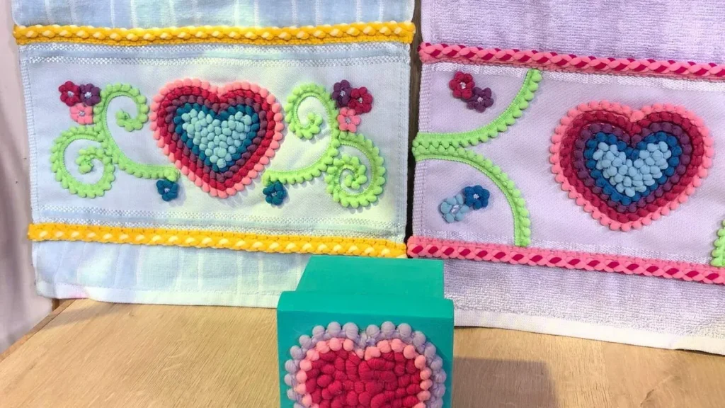 Imagem decoracao toalha lavabo do artigo Como decorar toalhas com cordões de pompom