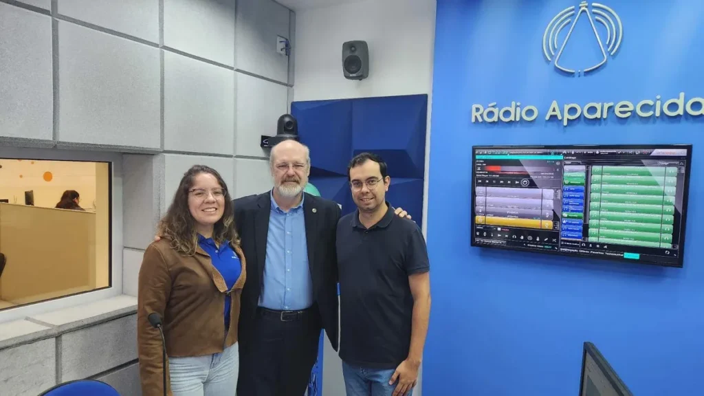 Silvonei José e os jornalistas Estefani Braz e Mario de Paula