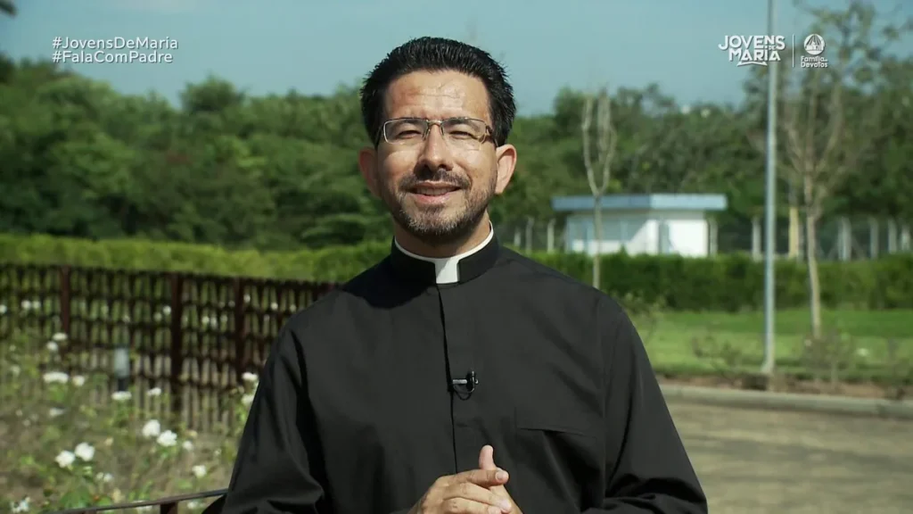 Imagem pe heliomarcos ferraz do artigo O que significam os 3 sinais da cruz antes do Evangelho?