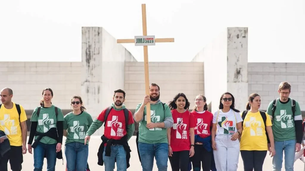 Imagem Jovens no Santuario de Fatima em Portugal do artigo Você e a juventude... A Fé é herança de família