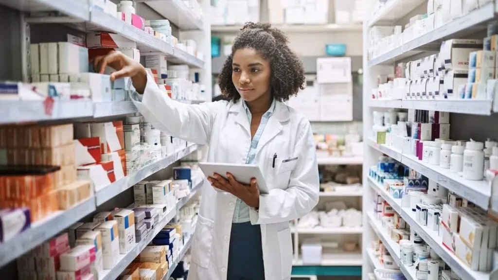 Farmacêutica olhando os remédios em uma farmácia