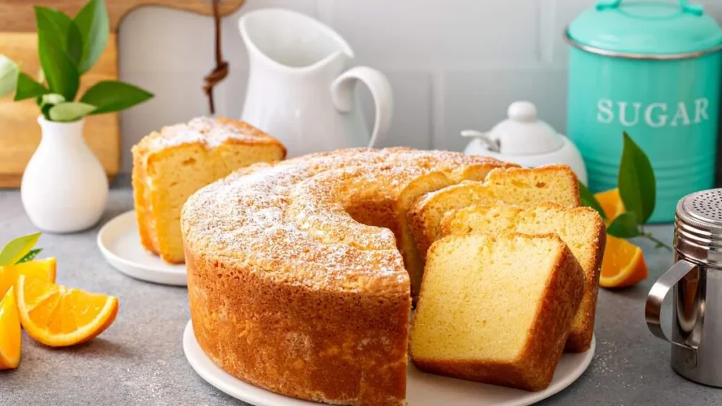 Bolo de laranja cortado em cima da mesa